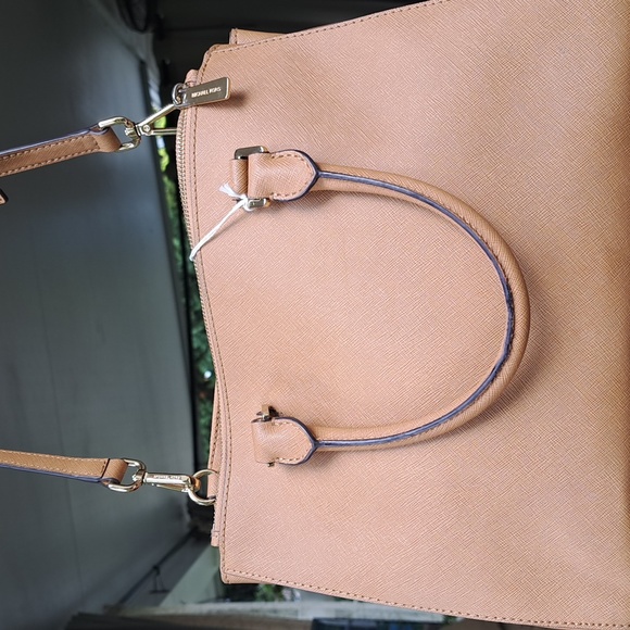 Michael Kors LightTan Crossbody/Satchel GREAT CONDITION - Picture 2 of 9